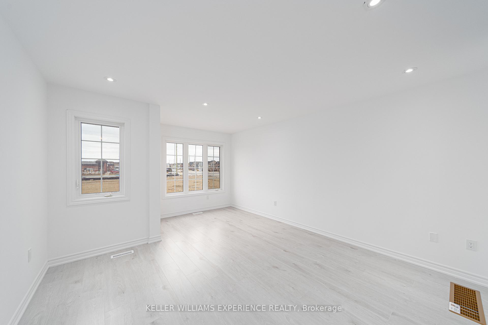Photo 4 of 9 Tobias Lane, Barrie, Innis-Shore — HOMEH