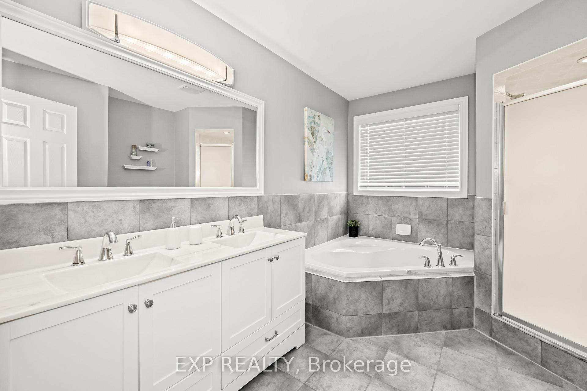 Photo 4 of 17 Hillcroft Drive, Hamilton, Stoney Creek Mountain — HOMEH