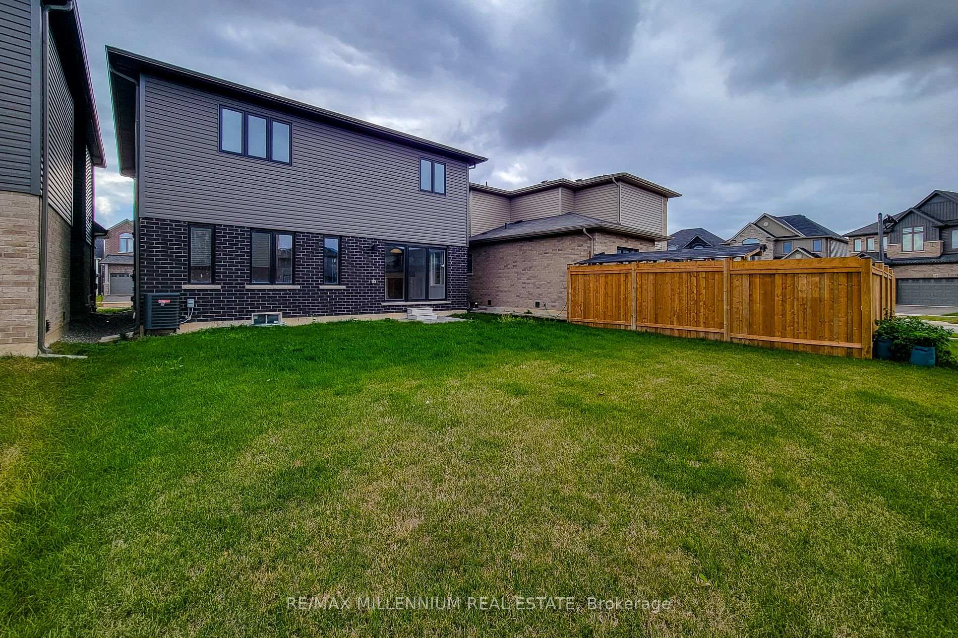 Photo 13 of 44 Whitton Drive, Brant, Brantford Twp — HOMEH