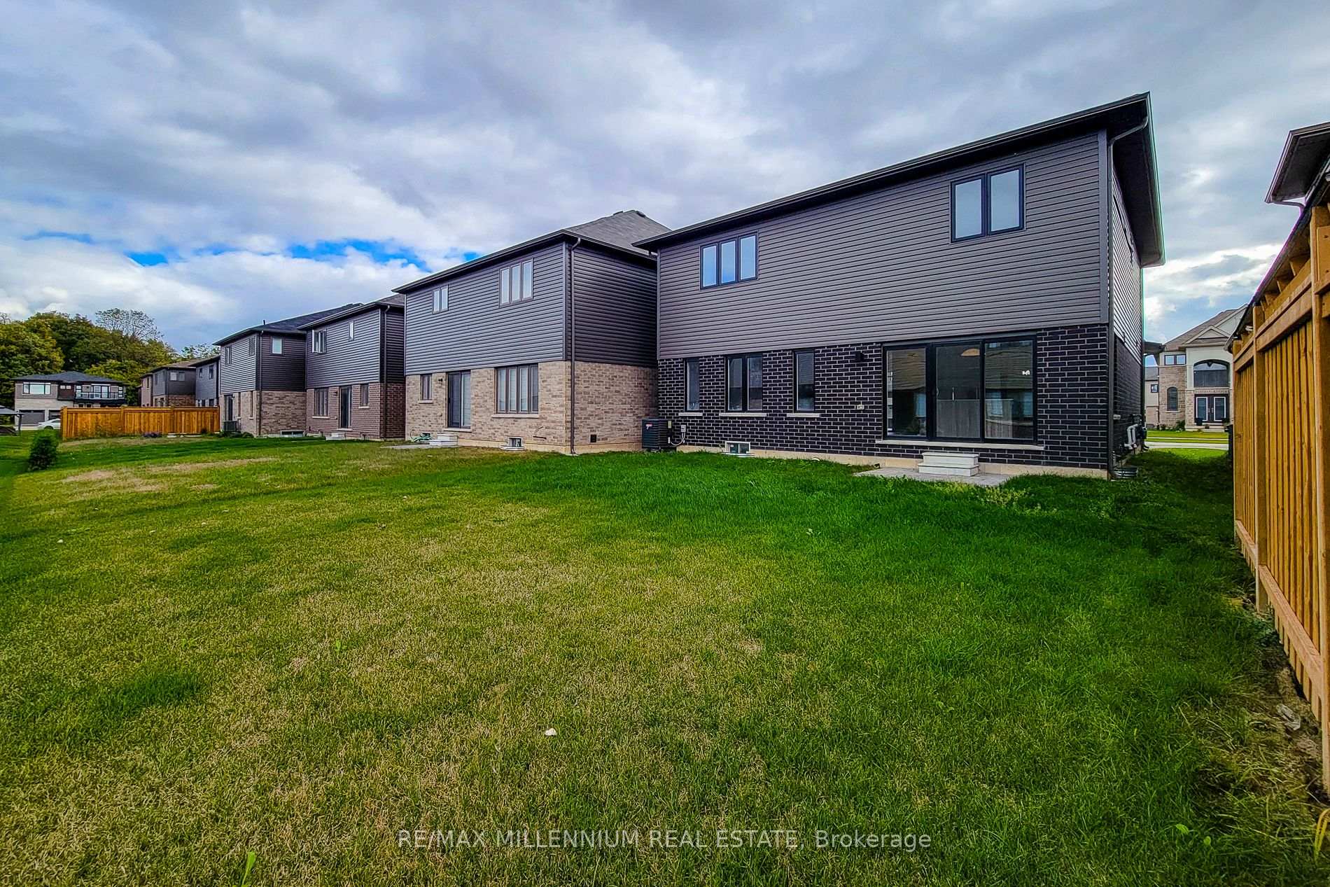 Photo 6 of 44 Whitton Drive, Brant, Brantford Twp — HOMEH