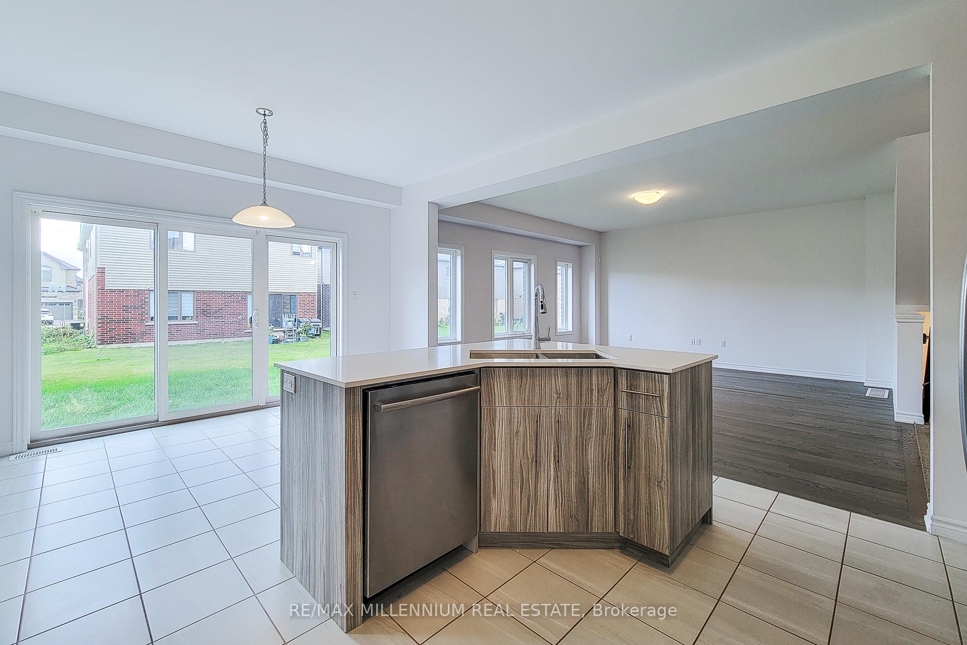 Photo 5 of 44 Whitton Drive, Brant, Brantford Twp — HOMEH