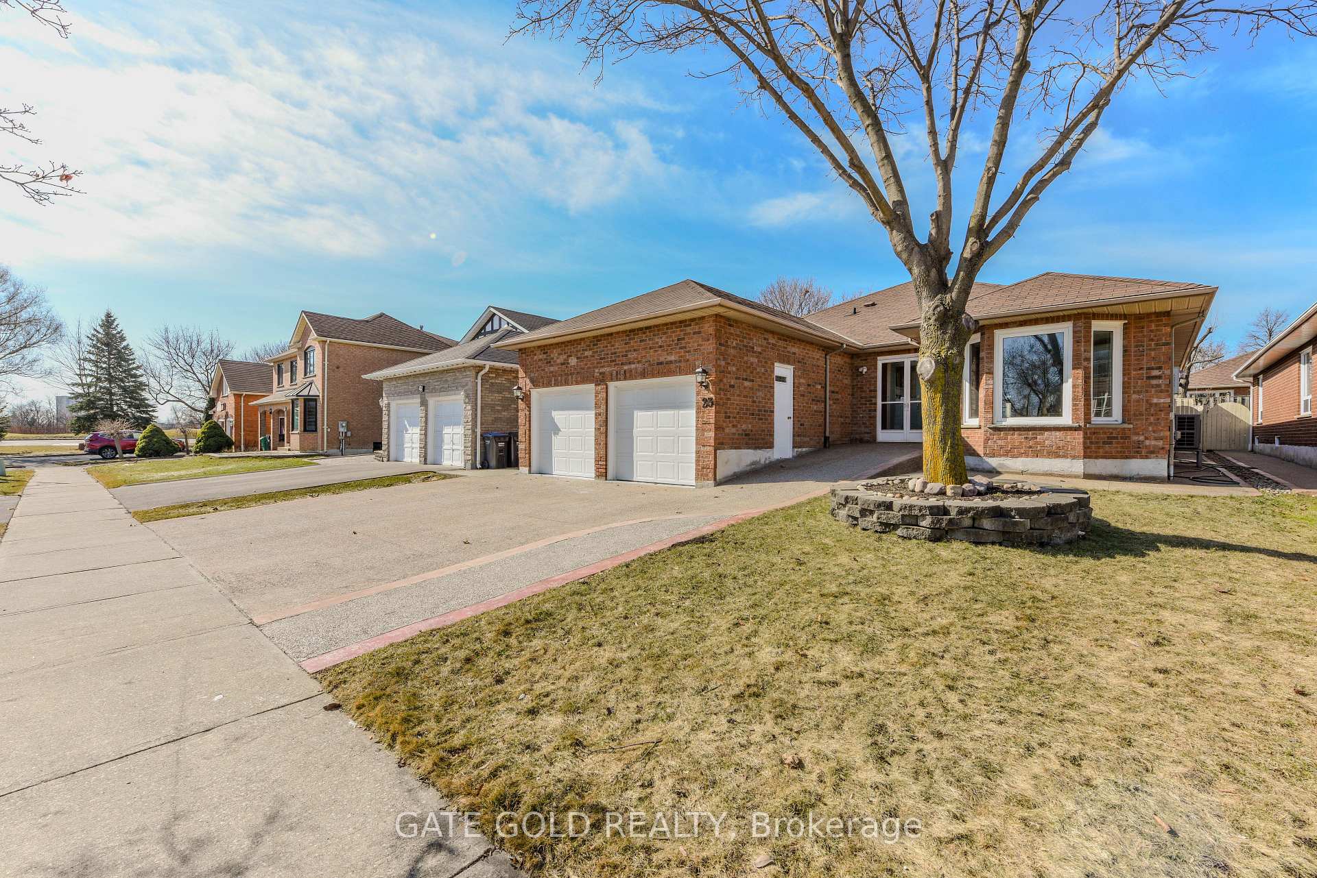 Photo 13 of 23 Hartford Trail, Brampton, Fletcher's Creek South — HOMEH