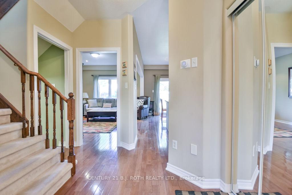 Photo 2 of 5 Stuart Avenue, Barrie, Innis-Shore — HOMEH