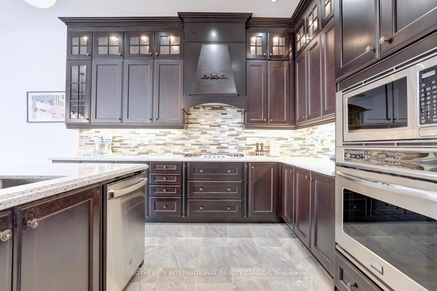 Photo 5 of 104 Rising Hill Ridge, Brampton, Bram West — HOMEH