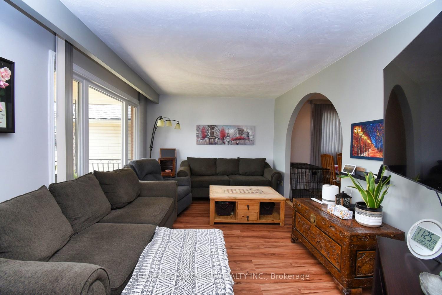 Photo 2 of 34 Adair Avenue S, Hamilton, McQuesten — HOMEH