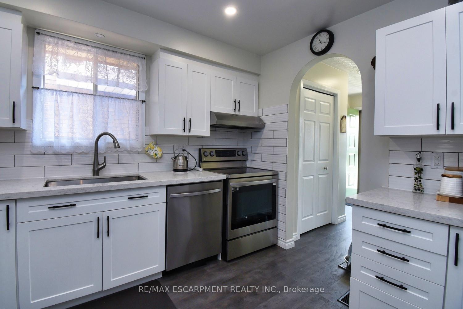 Photo 4 of 34 Adair Avenue S, Hamilton, McQuesten — HOMEH