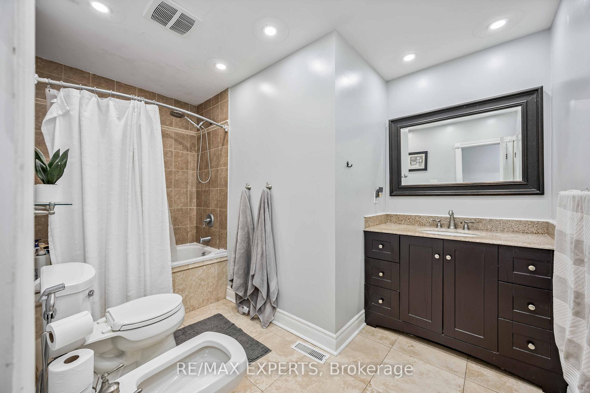 Photo 33 of 81 Humber Crescent, King, King City — HOMEH