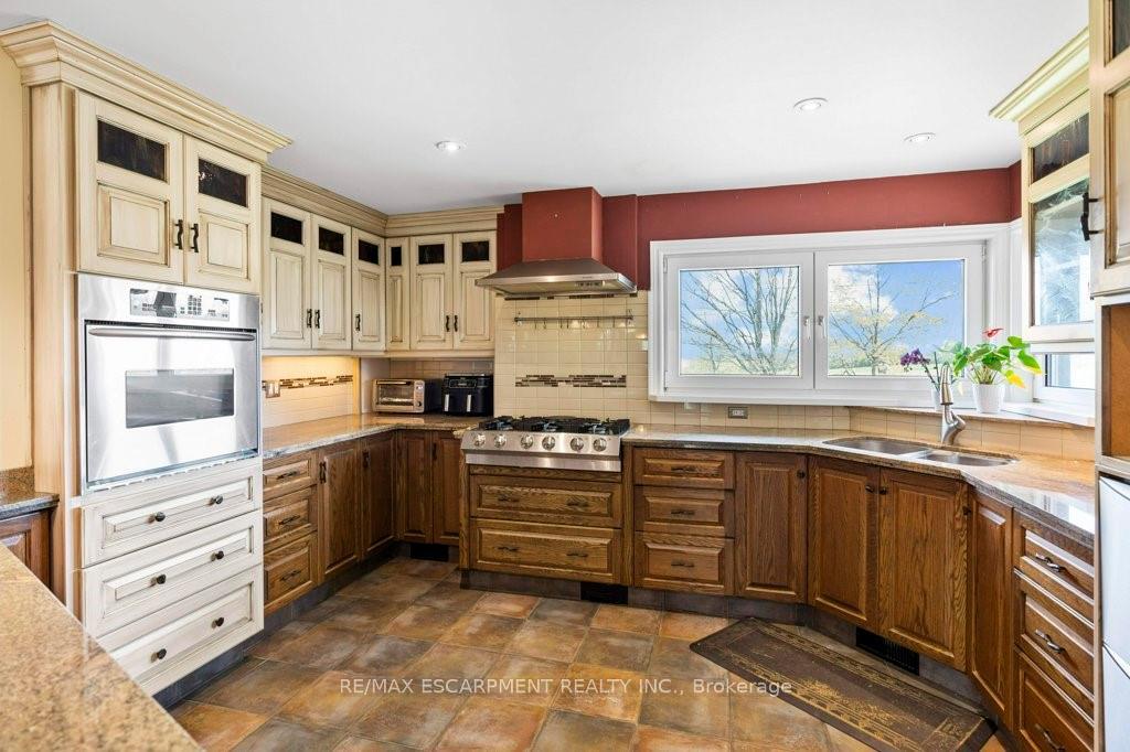 Photo 10 of 407 Third Road E, Hamilton, Stoney Creek Mountain — HOMEH