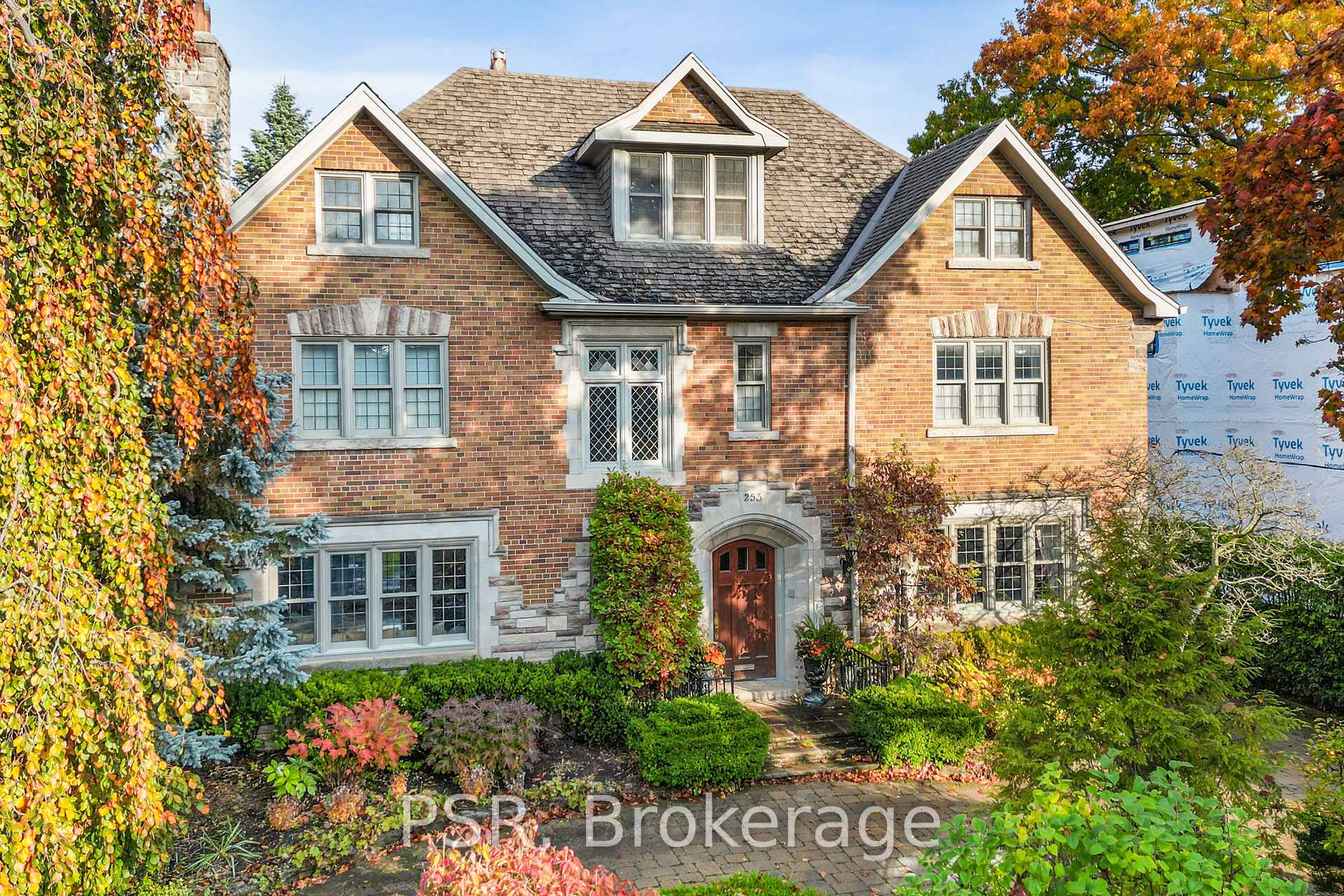 Front of 253 Dunvegan Road