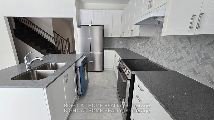 Photo 3 of 1286 Davis Loop, Innisfil, Lefroy — HOMEH