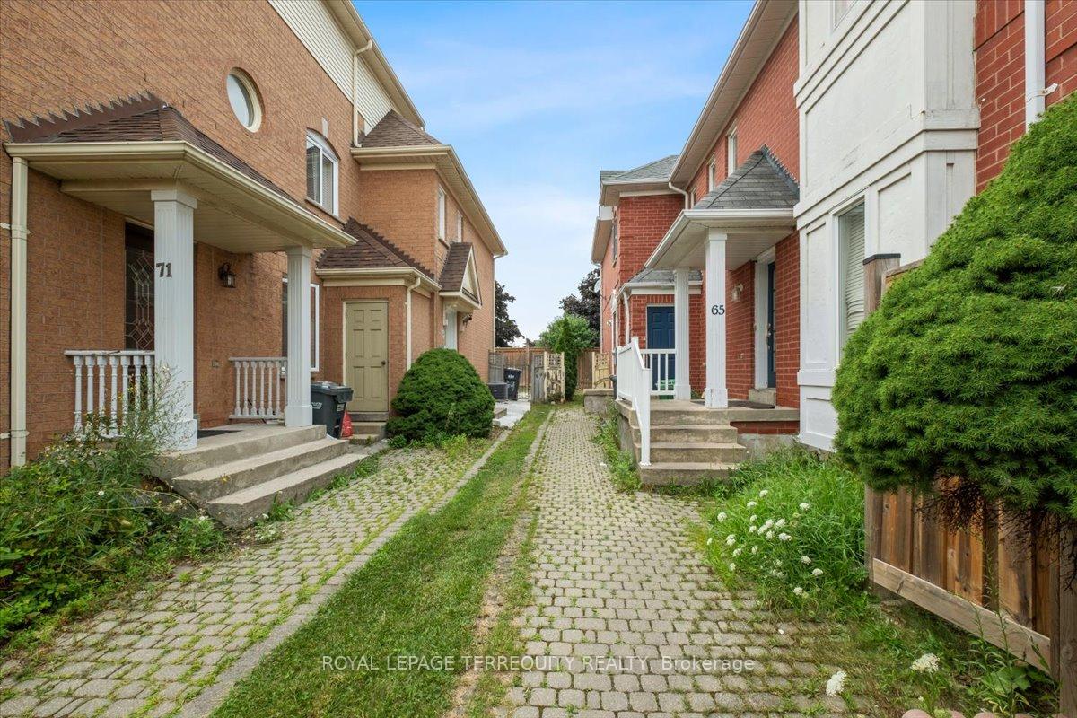 Photo 2 of 69 Shady Pine Circle, Brampton, Sandringham-Wellington — HOMEH