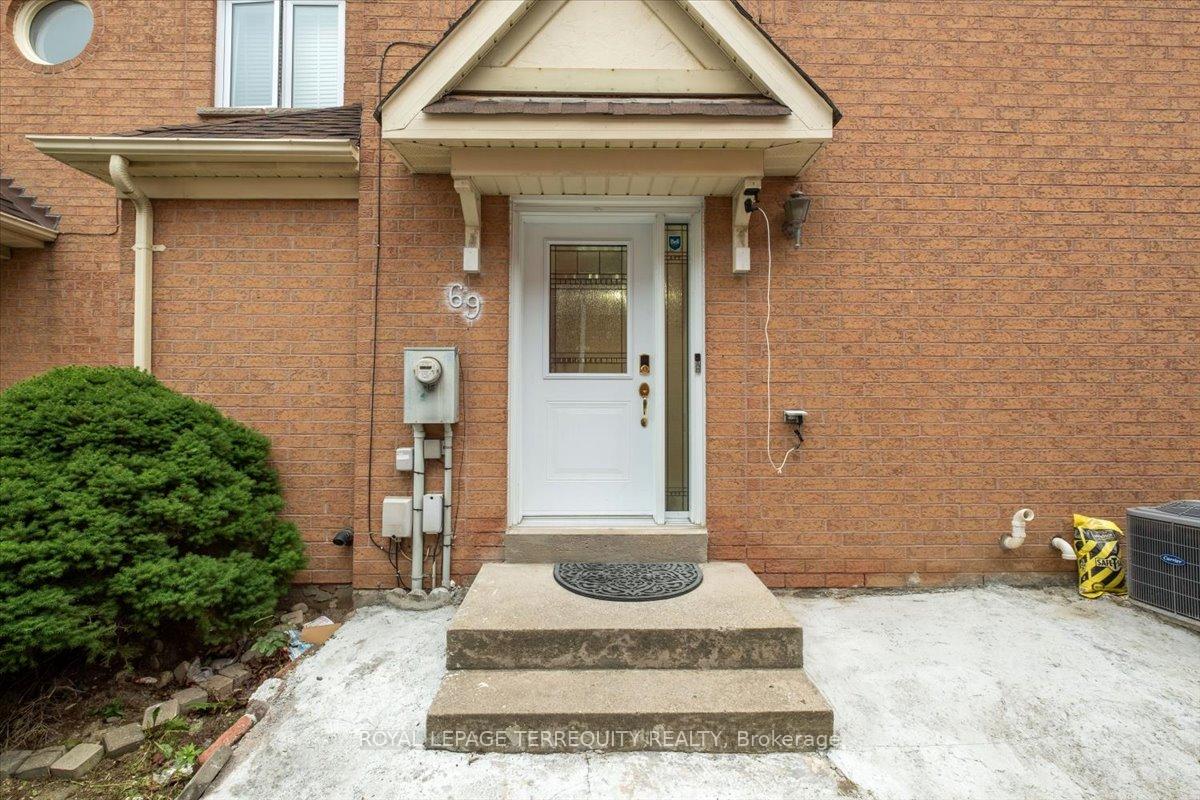 Photo 4 of 69 Shady Pine Circle, Brampton, Sandringham-Wellington — HOMEH