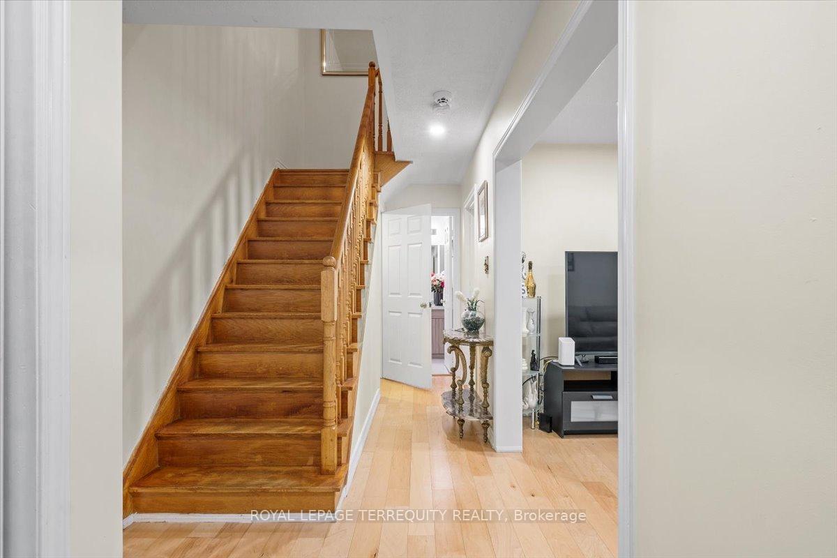 Photo 5 of 69 Shady Pine Circle, Brampton, Sandringham-Wellington — HOMEH
