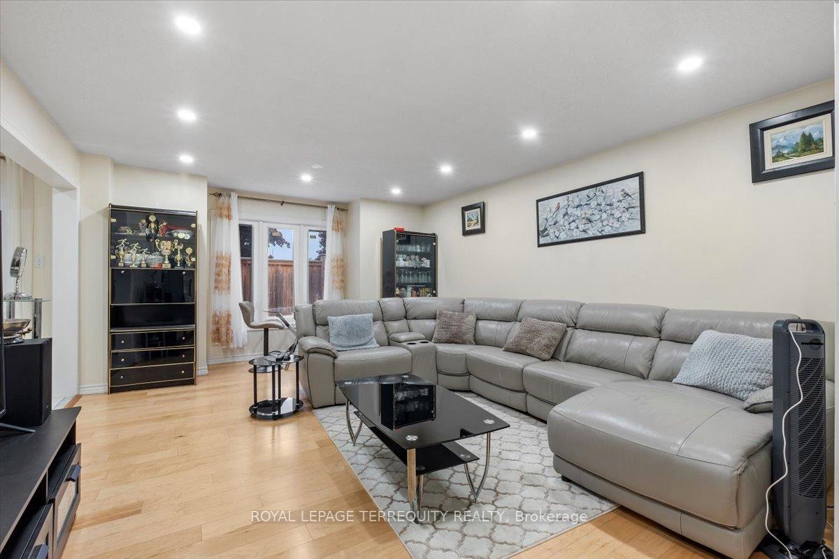 Photo 3 of 69 Shady Pine Circle, Brampton, Sandringham-Wellington — HOMEH