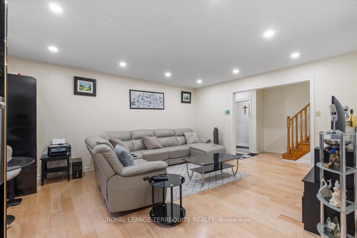 Photo 14 of 69 Shady Pine Circle, Brampton, Sandringham-Wellington — HOMEH