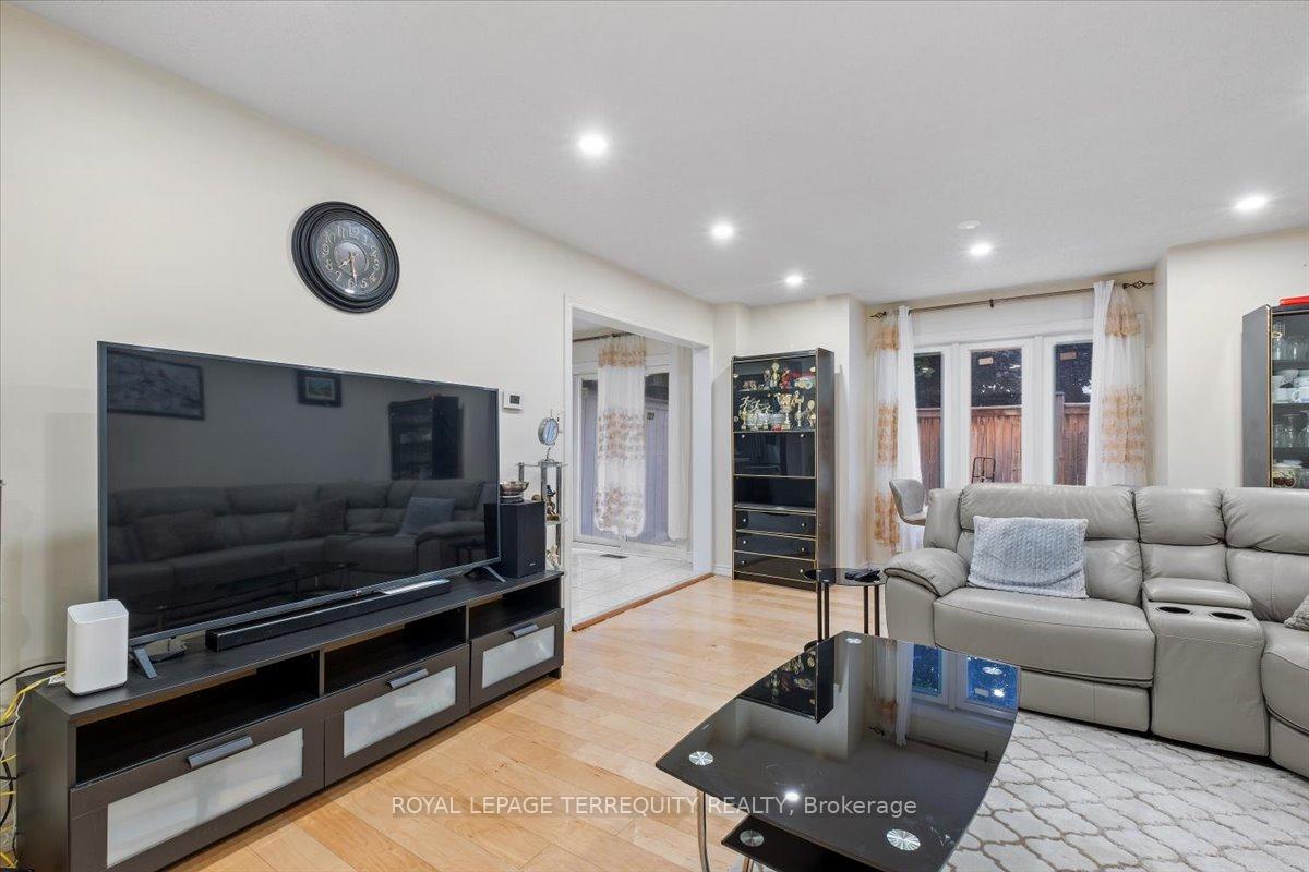 Photo 6 of 69 Shady Pine Circle, Brampton, Sandringham-Wellington — HOMEH