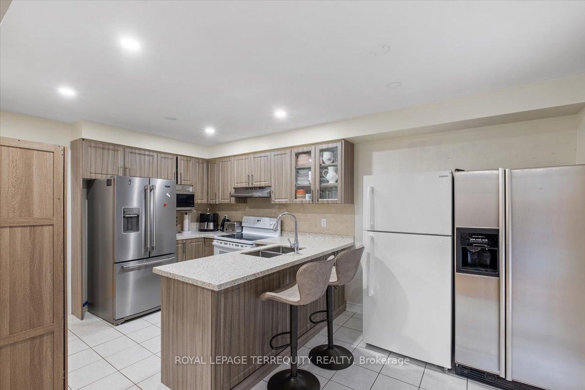 Photo 8 of 69 Shady Pine Circle, Brampton, Sandringham-Wellington — HOMEH