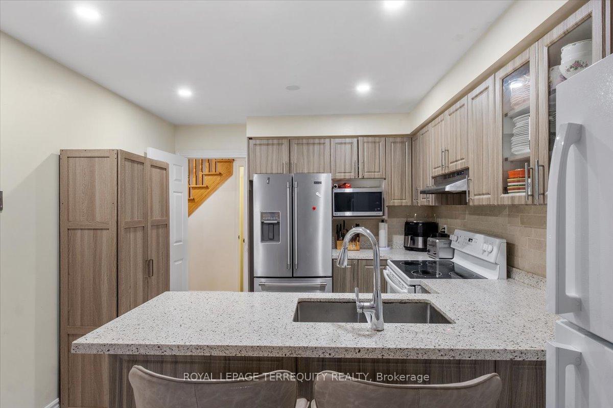 Photo 10 of 69 Shady Pine Circle, Brampton, Sandringham-Wellington — HOMEH