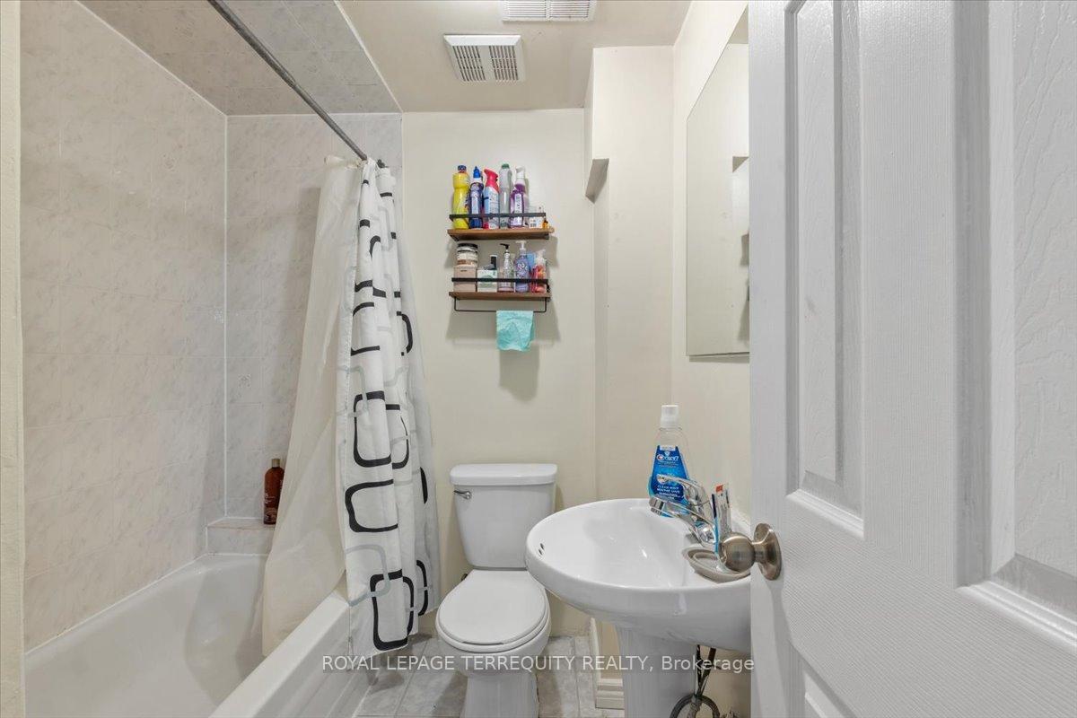 Photo 22 of 69 Shady Pine Circle, Brampton, Sandringham-Wellington — HOMEH