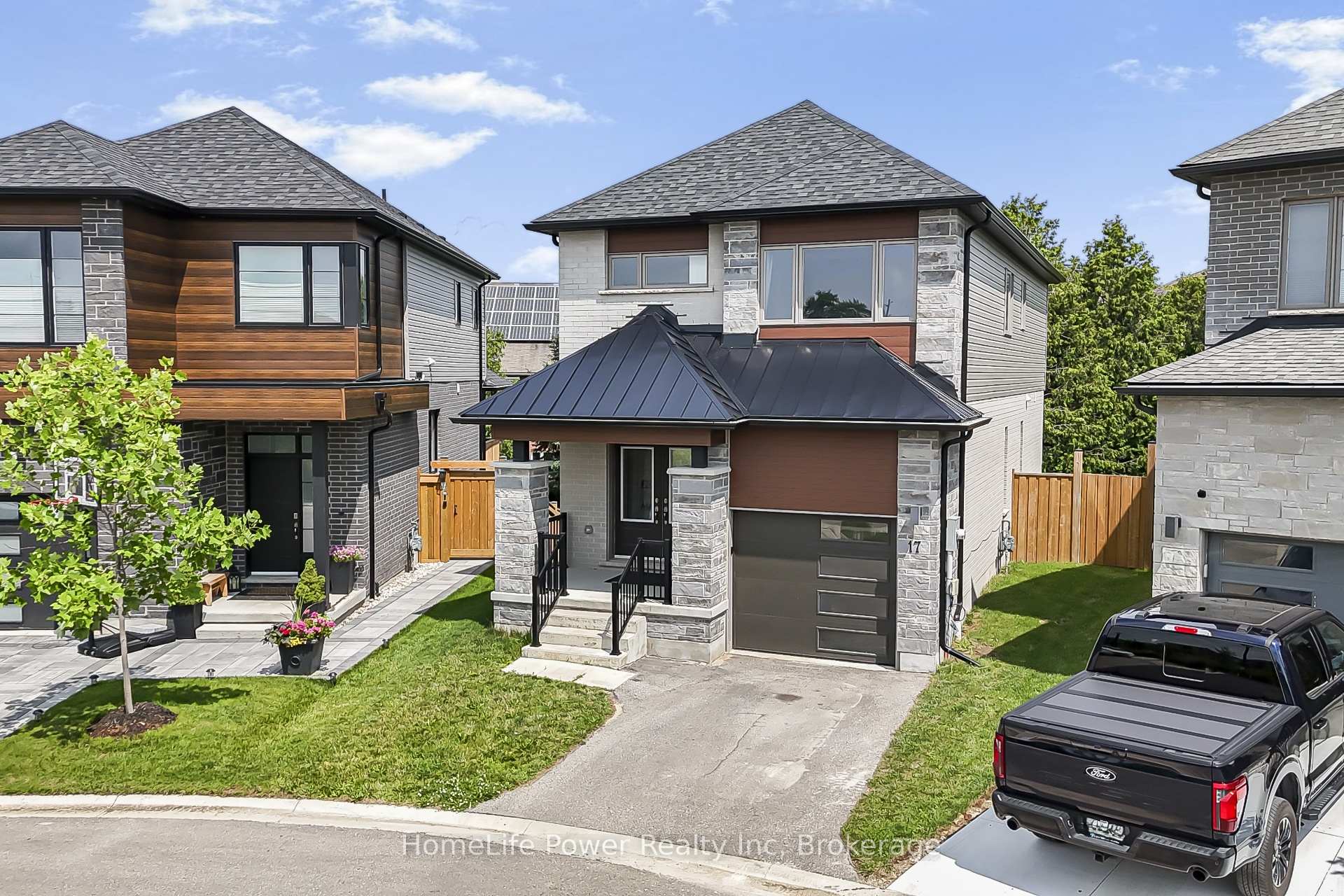 Photo 2 of 17 Ferris Circle, Guelph, Clairfields/Hanlon Business Park — HOMEH