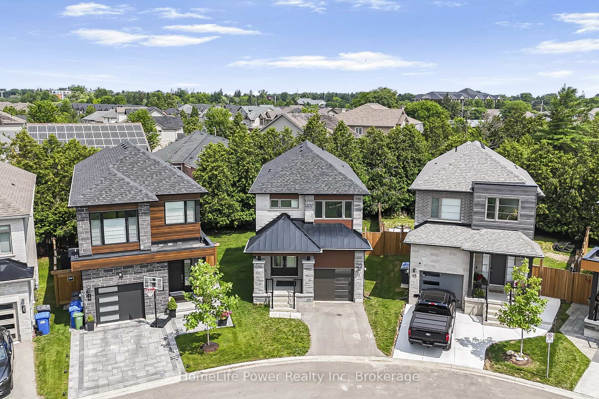 Photo 3 of 17 Ferris Circle, Guelph, Clairfields/Hanlon Business Park — HOMEH