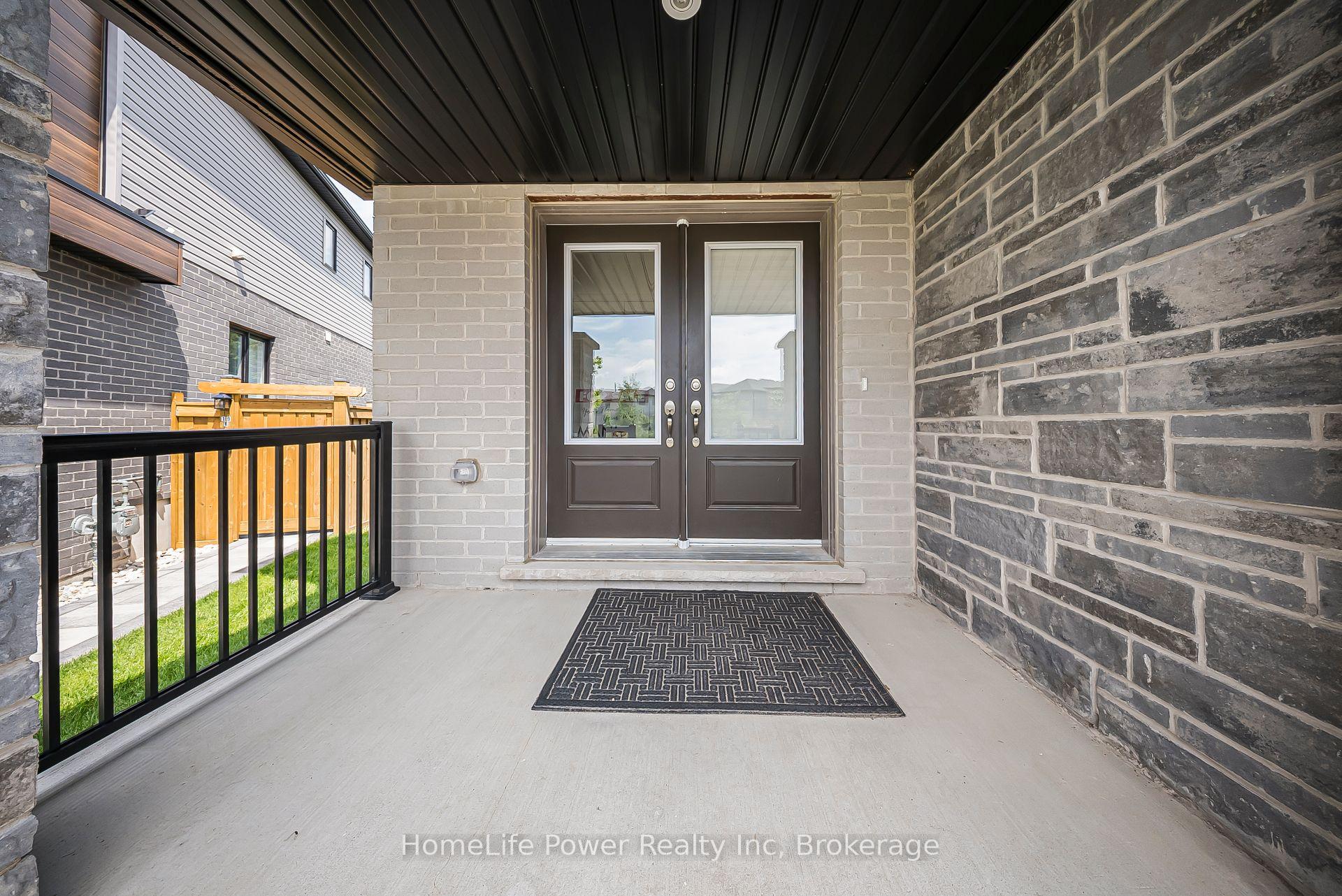 Photo 5 of 17 Ferris Circle, Guelph, Clairfields/Hanlon Business Park — HOMEH