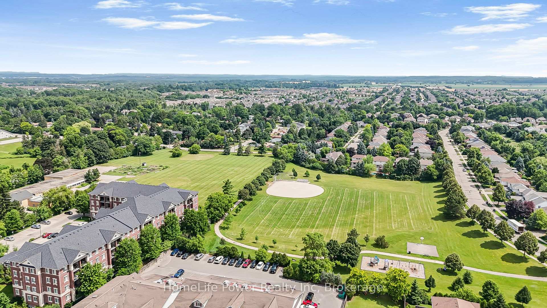 Photo 6 of 17 Ferris Circle, Guelph, Clairfields/Hanlon Business Park — HOMEH