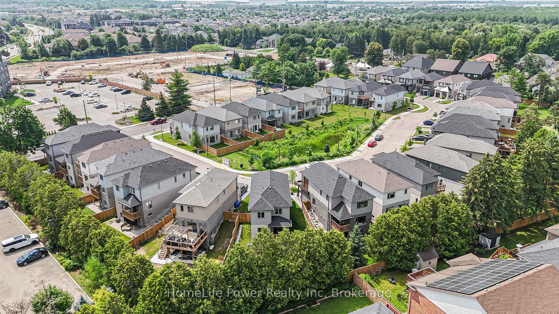Photo 8 of 17 Ferris Circle, Guelph, Clairfields/Hanlon Business Park — HOMEH
