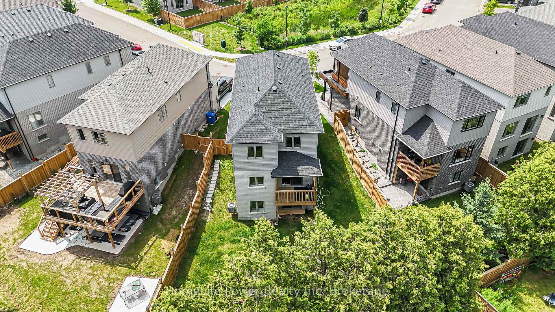 Photo 9 of 17 Ferris Circle, Guelph, Clairfields/Hanlon Business Park — HOMEH