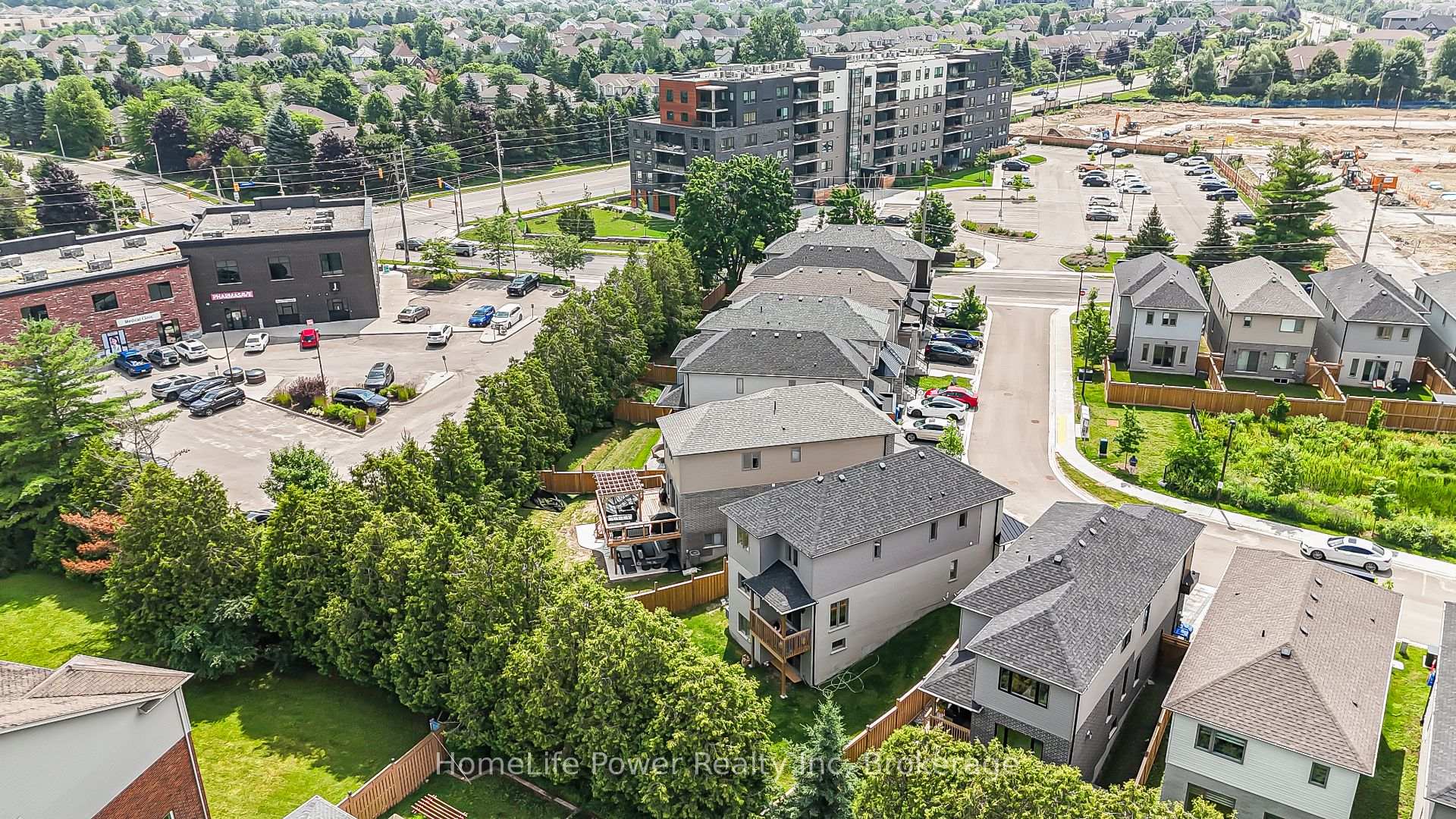 Photo 11 of 17 Ferris Circle, Guelph, Clairfields/Hanlon Business Park — HOMEH