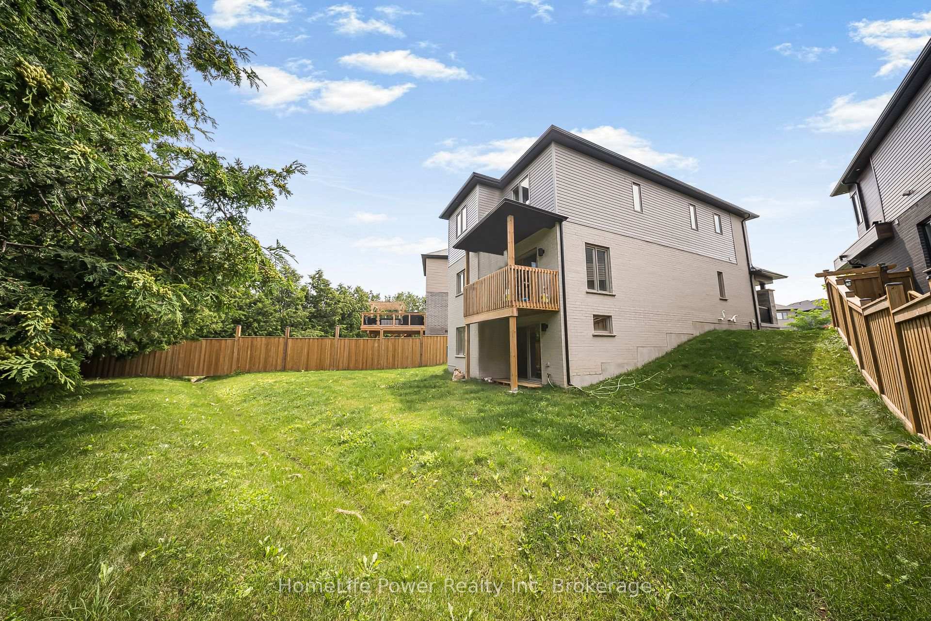 Photo 12 of 17 Ferris Circle, Guelph, Clairfields/Hanlon Business Park — HOMEH