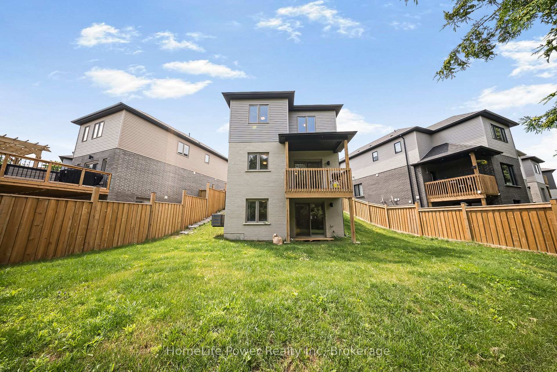 Photo 13 of 17 Ferris Circle, Guelph, Clairfields/Hanlon Business Park — HOMEH