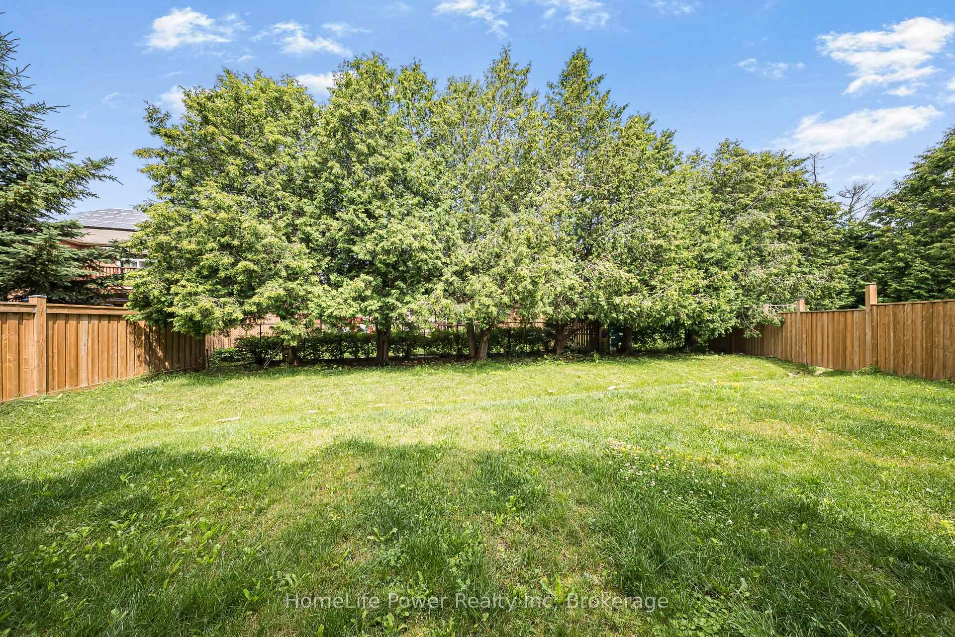 Photo 14 of 17 Ferris Circle, Guelph, Clairfields/Hanlon Business Park — HOMEH