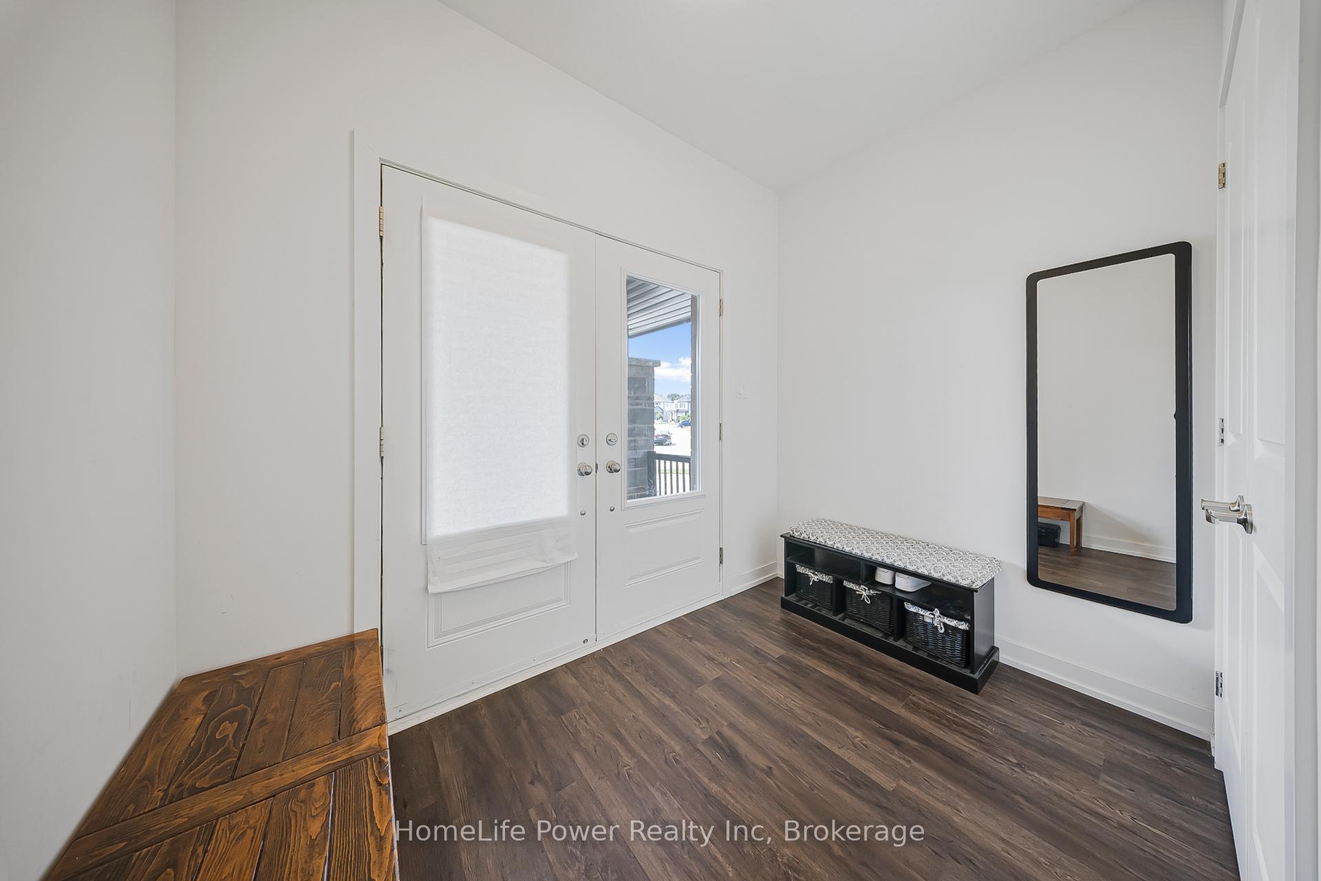 Photo 16 of 17 Ferris Circle, Guelph, Clairfields/Hanlon Business Park — HOMEH