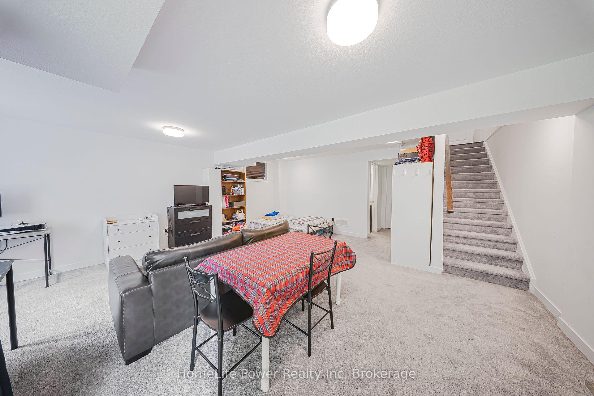 Photo 45 of 17 Ferris Circle, Guelph, Clairfields/Hanlon Business Park — HOMEH