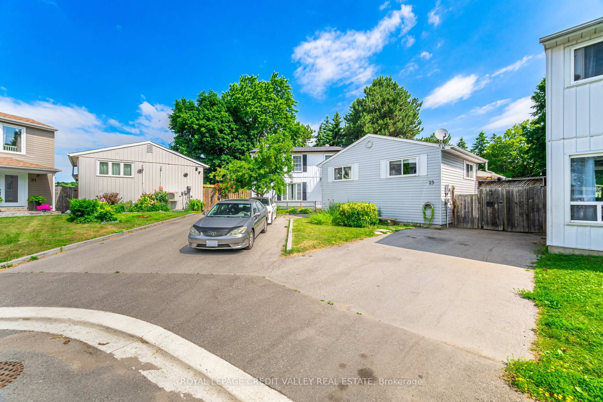 Photo 4 of 25 Huntingwood Crescent, Brampton, Central Park — HOMEH