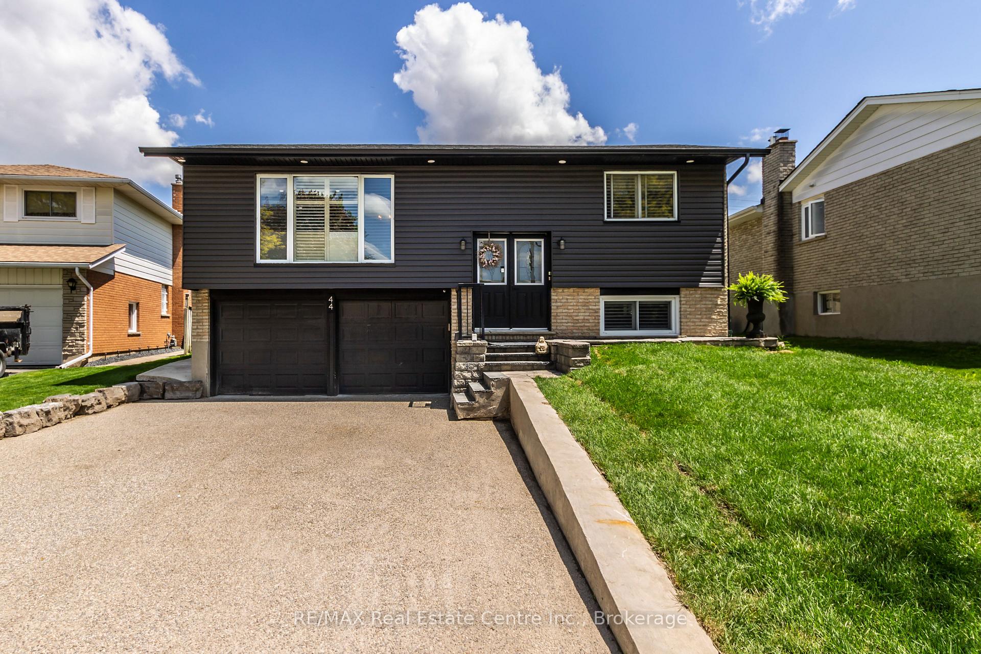 Front of 44 Oakhurst Crescent N