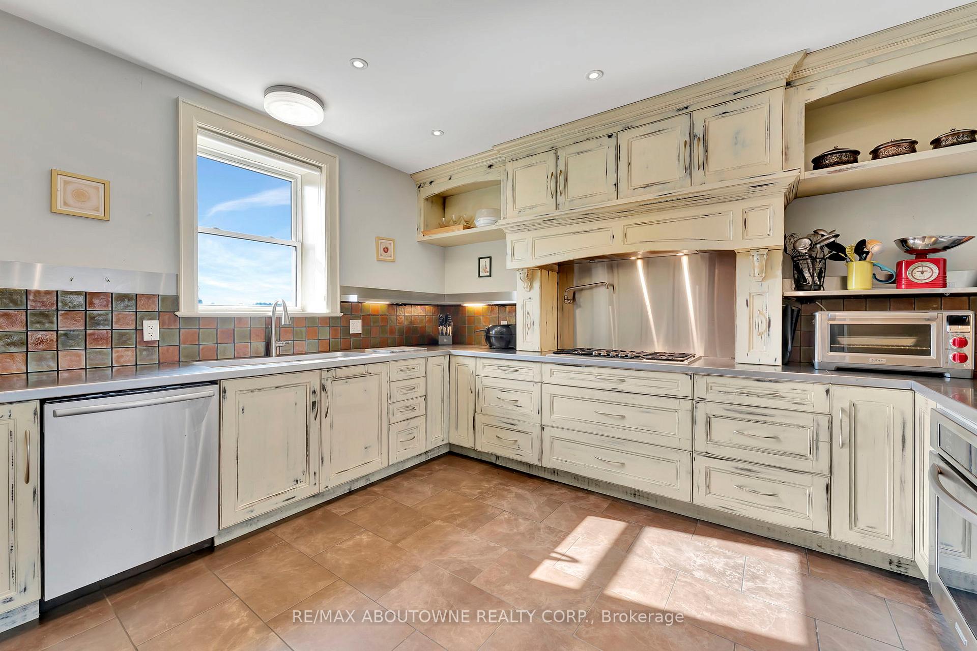 Photo 9 of 8301 Leeming Road, Hamilton, Mount Hope — HOMEH