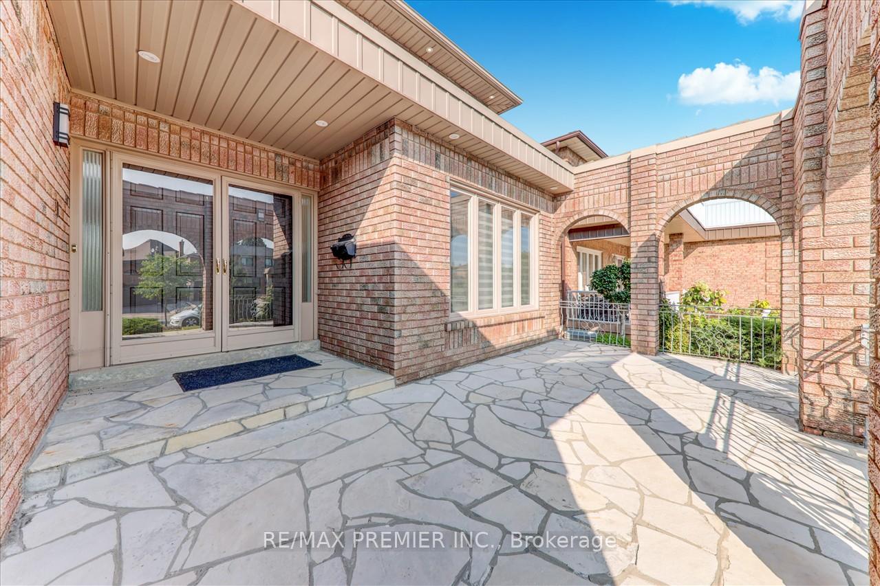 Photo 2 of 99 Benjamin Drive, Vaughan, East Woodbridge — HOMEH