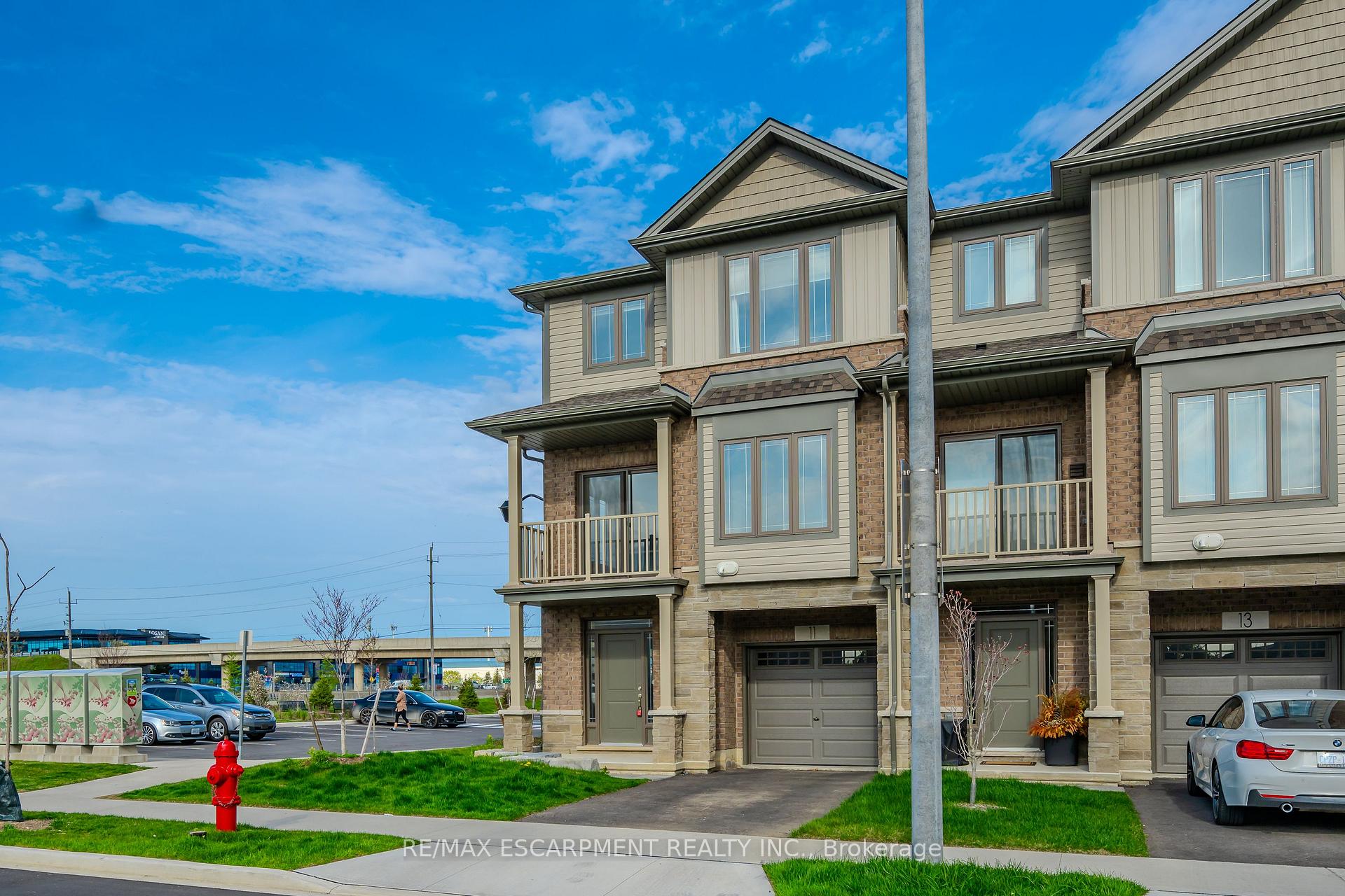 Photo 3 of 11 Rachel Drive, Hamilton, Stoney Creek — HOMEH
