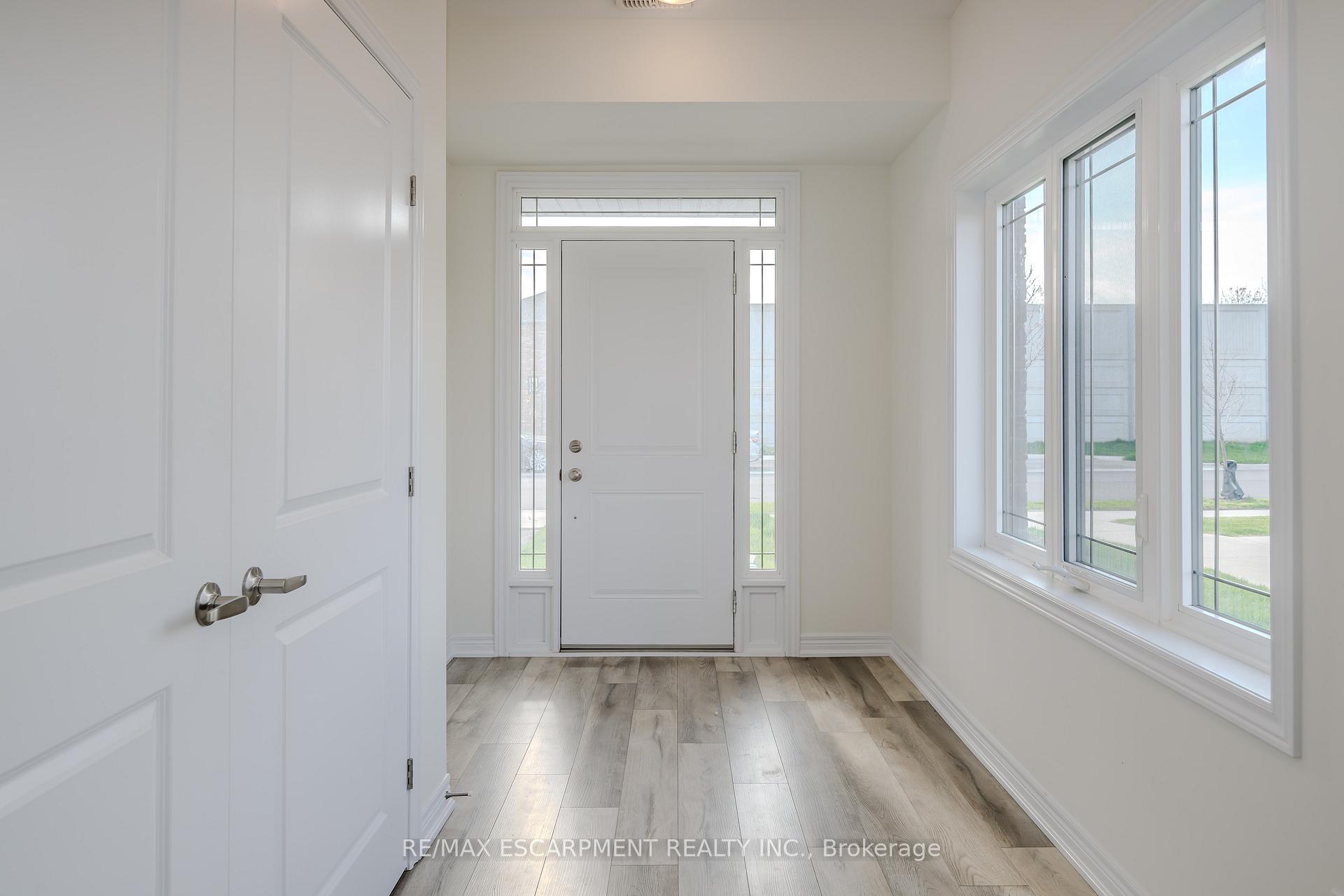 Photo 5 of 11 Rachel Drive, Hamilton, Stoney Creek — HOMEH
