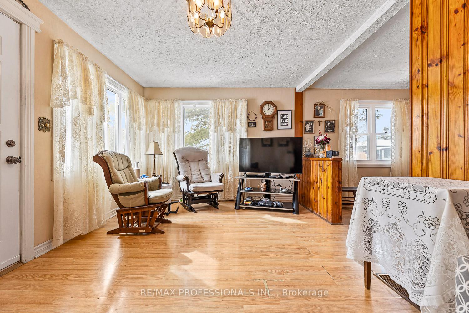 Photo 4 of 31 Norton Boulevard, Caledon, Bolton East — HOMEH
