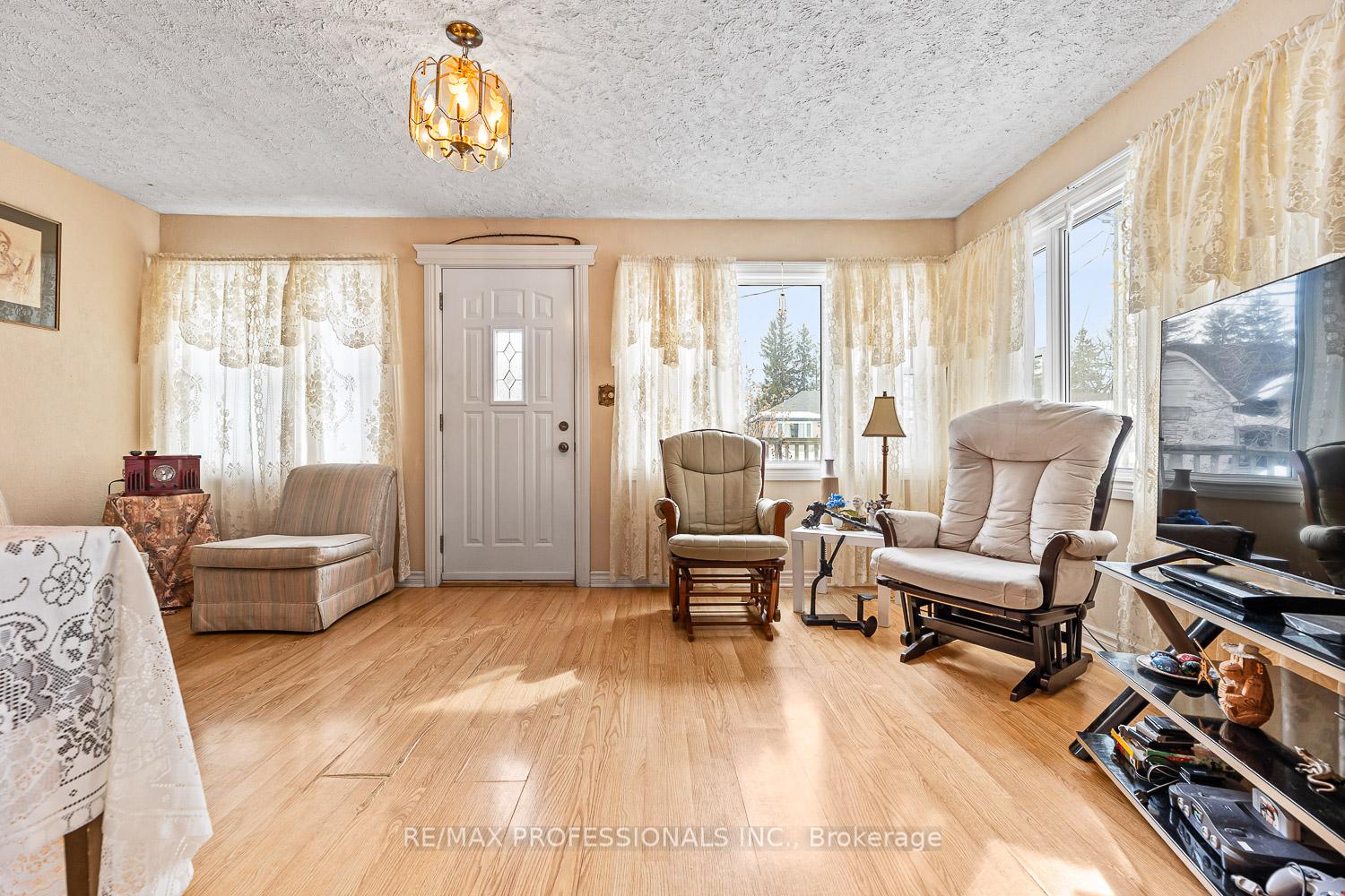 Photo 7 of 31 Norton Boulevard, Caledon, Bolton East — HOMEH