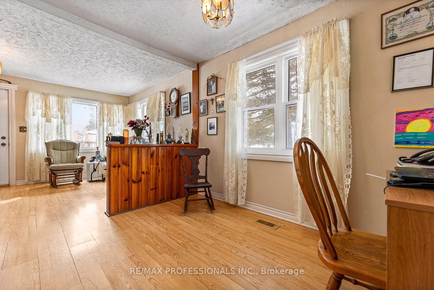 Photo 5 of 31 Norton Boulevard, Caledon, Bolton East — HOMEH