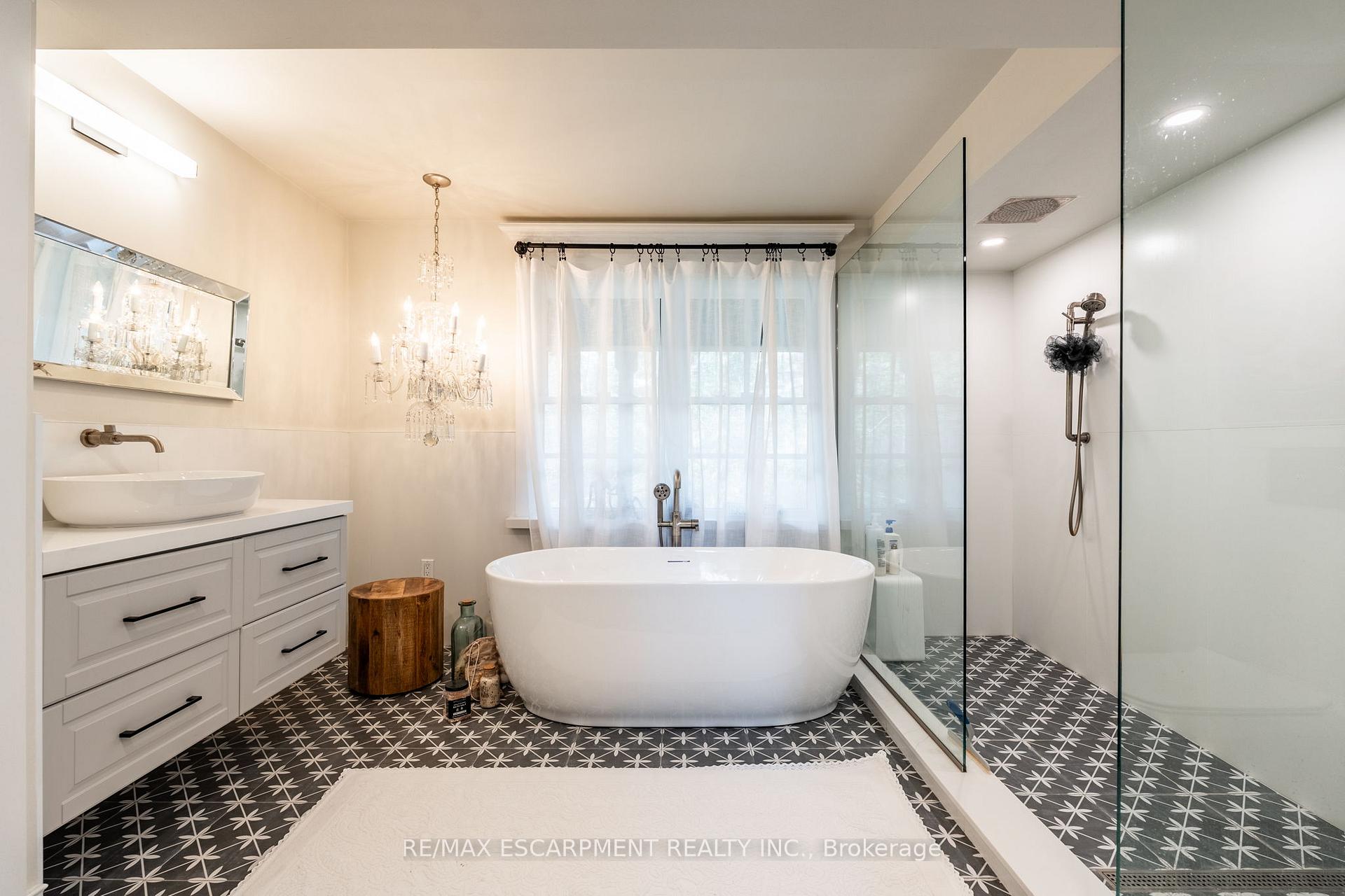 Photo 26 of 121 Mohawk Road, Hamilton, Ancaster — HOMEH