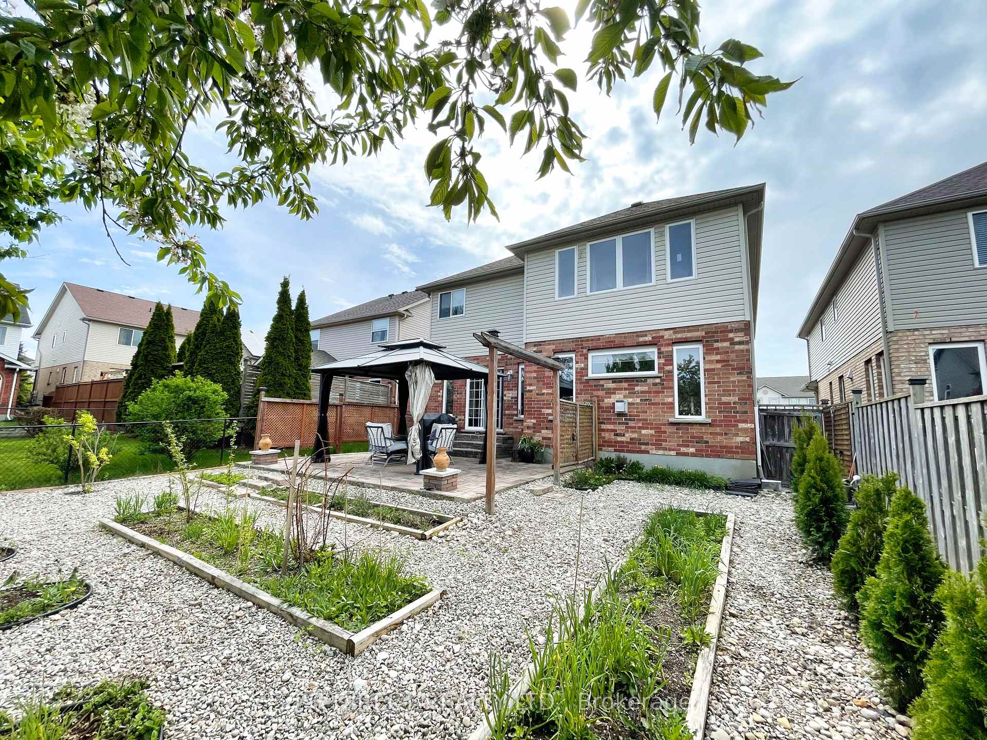 Photo 19 of 92 Goodwin Drive, Guelph, Pineridge/Westminster Woods — HOMEH