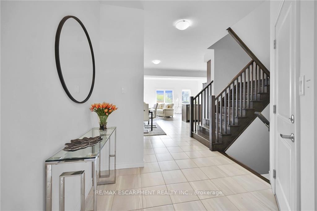 Photo 2 of 3955 Crown Street, Lincoln, Beamsville — HOMEH