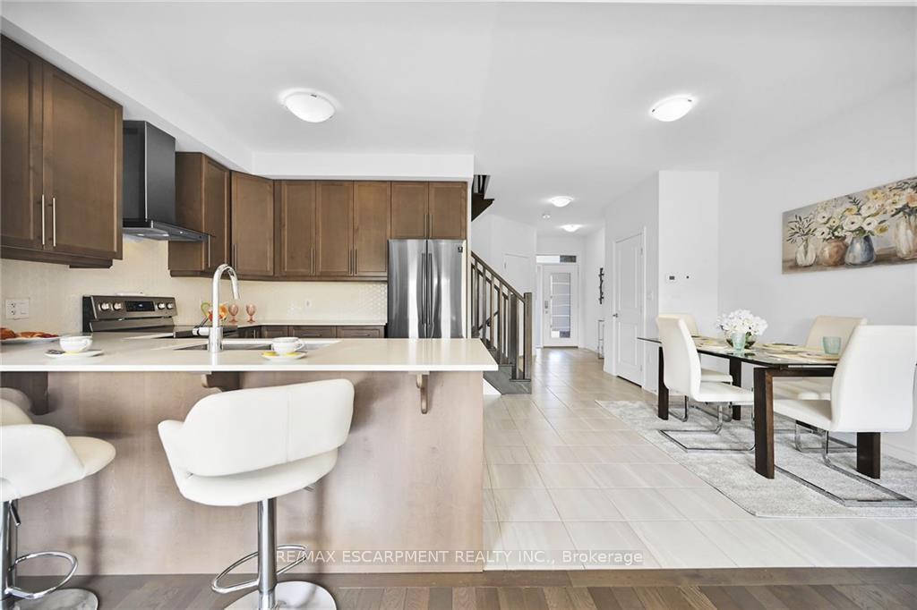 Photo 3 of 3955 Crown Street, Lincoln, Beamsville — HOMEH