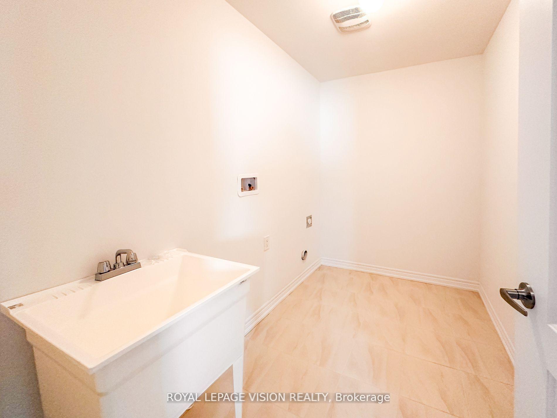 Photo 4 of 21 Sorbara Way, Whitby, Brooklin — HOMEH