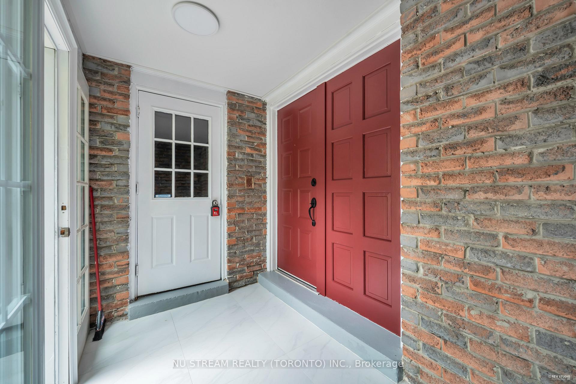 Photo 2 of 9 Liebeck Crescent, Markham, Unionville — HOMEH
